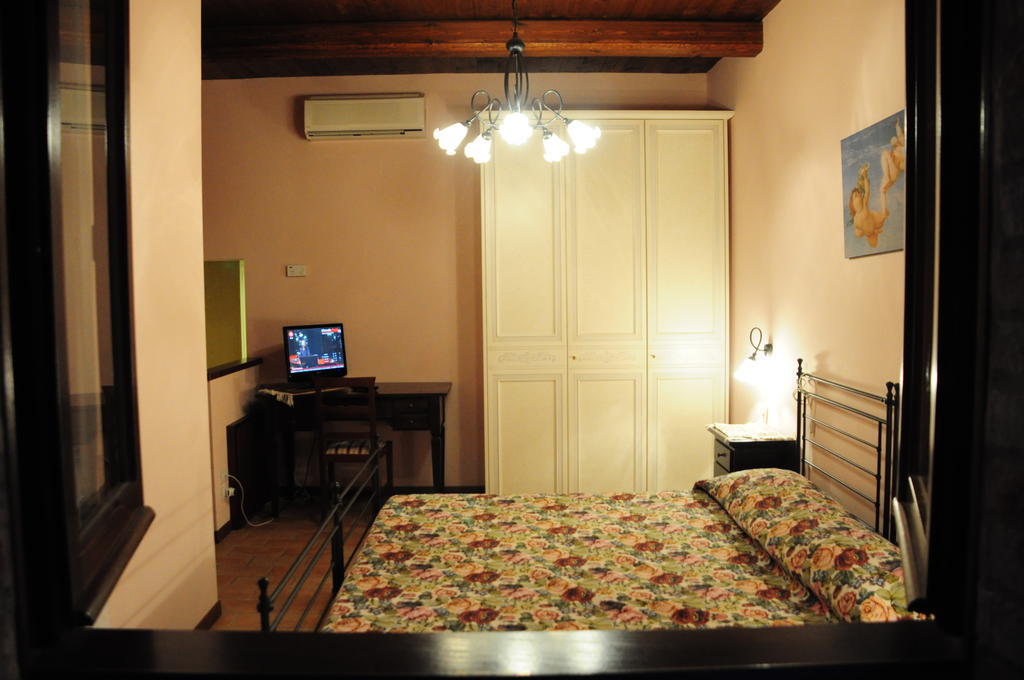 Il Roccolo Di Valcerasa Apartment Treia Room photo